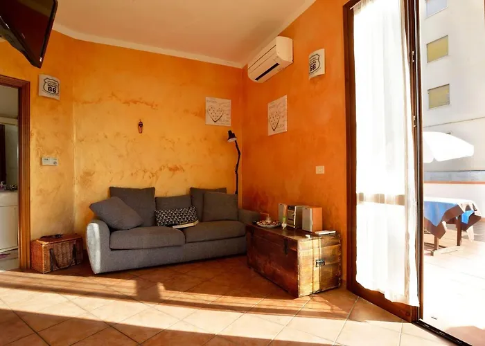 Casa Con Grande Terrazza, Ac, Wifi, Posto Auto E Vicino Al Mare Imperia